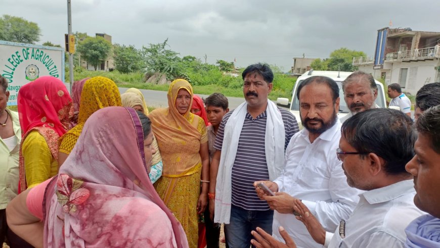 नौगांवा बहराई बास के ग्रामीणों ने विधायक के सामने रखी बिजली पानी की समस्या