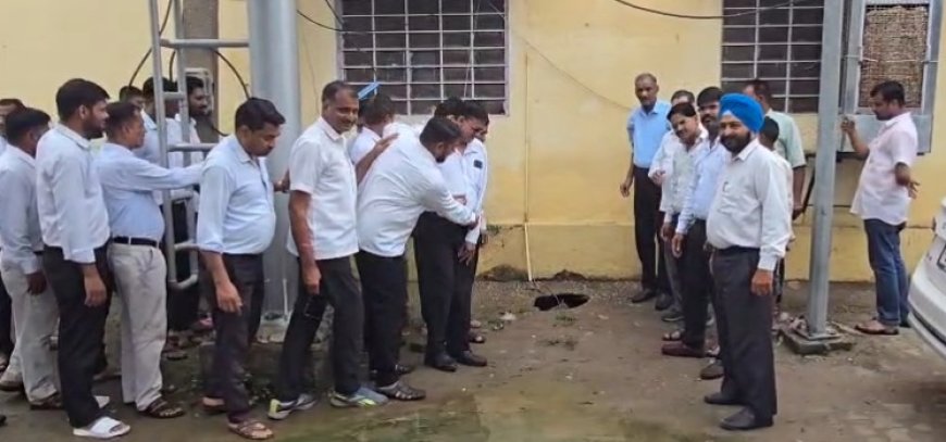 एसडीएम कार्यालय की नींव में गड्ढे पानी,बार एसोसिएशन ने किया विरोध प्रदर्शन