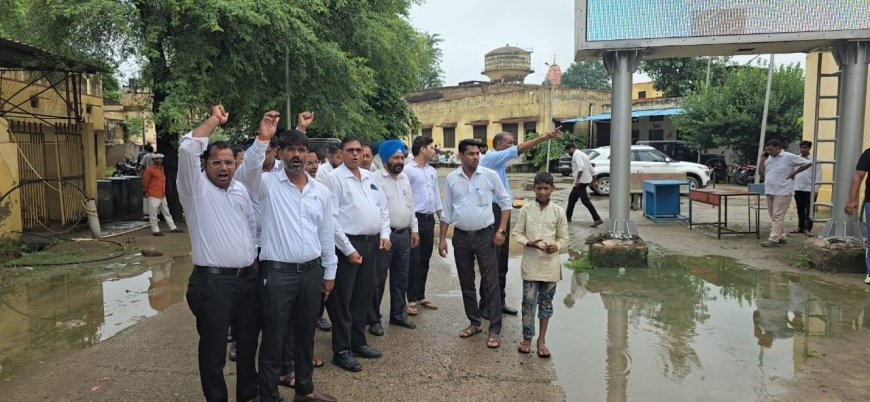 लगभग बीस 22 वर्ष पूर्व बने उपखण्ड कार्यालय के बाहर हुआ गहरा गड्ढा,अधिवक्ताओं ने विरोध जताया