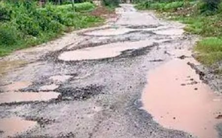 खैरथल-किरवारी सड़क मार्ग पर गड्डे, वाहन चालक परेशान