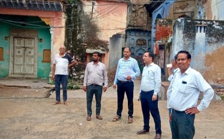 खैरथल में खंडहर बन चुके मकानों का निरीक्षण, 8 परिवारों को नोटिस