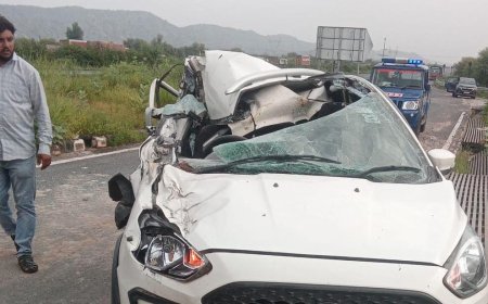 तेज रफ्तार का कहर, ट्रक से जा टकराई फोर्ड गाड़ी: पति-पत्नी और बेटी घायल, महिला जयपुर रेफर