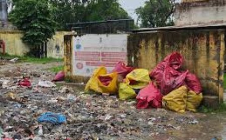 अस्पताल मॉर्च्युरी के पास बायोमेडिकल वेस्ट का ढेर: कुत्तों का जमावड़ा रहता है, संक्रमण फैलने का खतरा