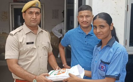 विक्टोरिया इंटरनेशनल सेकेंडरी स्कूल की छात्राओं ने  नोगांवा पुलिस थाने  के सिपाहियों को बांधे रक्षा सूत्र