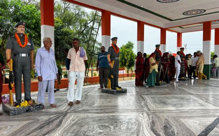 पोसाना शहीद स्मारक में एक छत के निचे लगी 6 शहीदो की प्रतिमाओ को बहनो ने बांधे रक्षा सूत्र