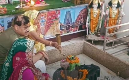 विश्व शांति के लिए श्रद्धालुओं ने किया 21 शिवलिंगों का सामुहिक रुद्राभिषेक