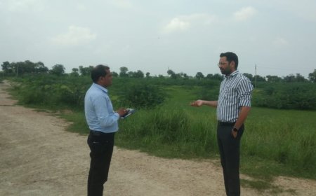 जिला कलक्टर ने मधुमक्खी पालन का उत्कृष्टता केंद्र हेतु किया भ्रमण