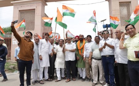 देशभक्ति मय हुआ खैरथल, हर घर तिरंगा फहराने का दिया संदेश: जिला कलेक्टर ने ट्रैक्टर चलाकर लिया तिरंगा रैली में भाग