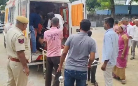 बाइक पिकअप की टक्कर से एक की मौत दो घायल