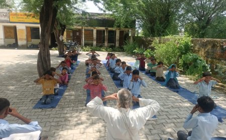 भारत में राष्ट्रीय स्वास्थ मिशन योजना के तहत योग शिक्षक सिखा रहे हैं योग, विद्यालय छिलाछो मे हुआ योग सत्र का आयोजन