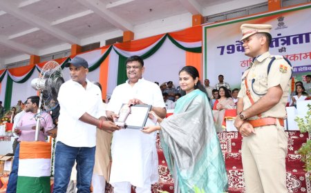 सफाई कर्मचारी जूगनू हरिजन जिला प्रशासन की ओर से सम्मानित