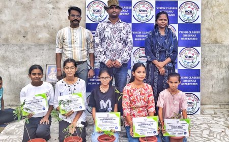 विजन क्लासेज में विद्यार्थियों को SPOKEN ENGLISH के सर्टिफिकेट के साथ पौधे भेंट किये