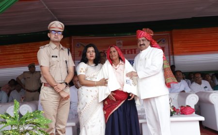 जिला कलक्टर किशोर कुमार ने ध्वजारोहण कर ली परेड की सलामी