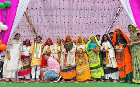 महुवा में उपखंड स्तर पर79वें स्वतंत्रता दिवस धूमधाम से मनाते हुए  शहीदों की वीरांगनाओं का किया सम्मान