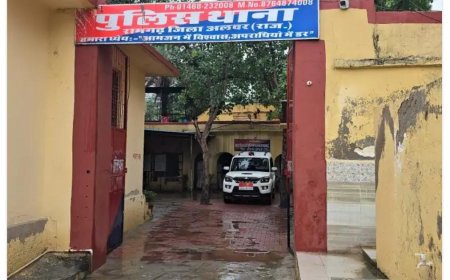 घर में मिली 12 बोर की बंदूक और दो देसी कट्टे पुलिस ने किये बरामद: आरोपी हुआ फरार