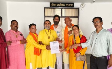 मंदिरों में हुई चोरीयों पर कोई कार्यवाही नहीं किए जाने पर पुलिस अधीक्षक को पुजारी संघ ने दिया ज्ञापन