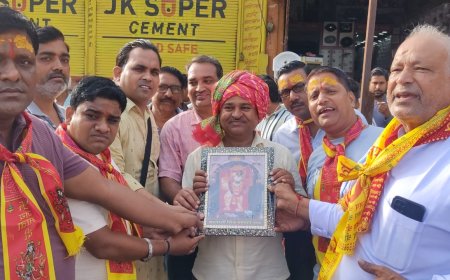 महुवा से मेहंदीपुर बालाजी तृतीय पैदल यात्रा को कूबड़ी वाले बालाजी के मंदिर सेहनी झंडी दिखाकर किया रवाना