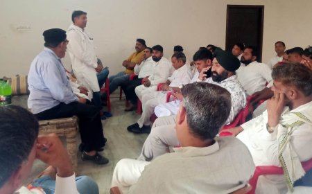 रामगढ़ में कांग्रेस कार्यकर्ताओं की पंचायती राज व नगर निकाय चुनाव को लेकर बैठक