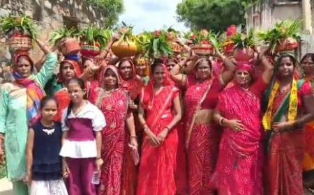 शिव परिवार व राधा कृष्ण की मूर्ति स्थापना व प्राण प्रतिष्ठा पूर्व महिलाओं ने निकाली कलश यात्रा