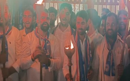 वोट चोरी के खिलाफ अलवर मे एनएसयूआई का मशाल जुलूस:केंद्र सरकार पर वोट चोरी का लगाया आरोप