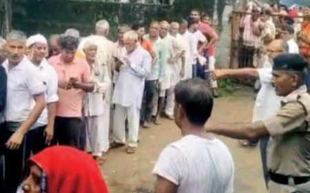 उलाहेडी में पुलिस पहरे में डीएपी खाद का किया वितरण