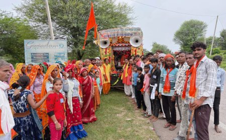 गोवर्धनजी के जयकारों के साथ मोतीवाड़ा से गोवर्धन धाम के लिए रवाना हुई पदयात्रा