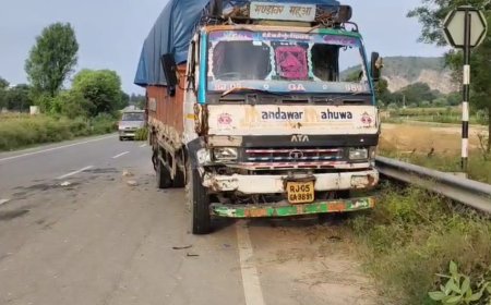 ट्रक की टक्कर से एक बाइक सवार व्यक्ति की मौत: 2 घायल, अलवर रैफर