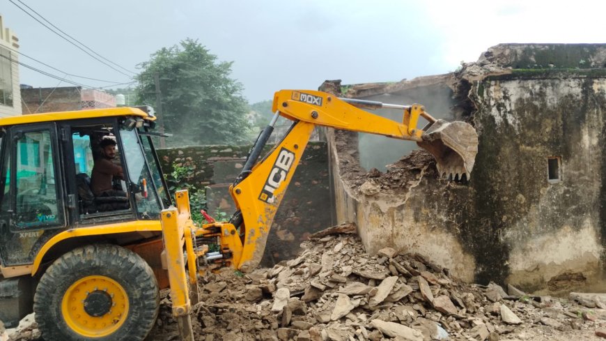 स्कूल की जर्जर इमारत पर चला बुलडोजर, एसडीएम सूझबूझ से समय रहते बची बड़ी दुर्घटना: छात्रों की सुरक्षा को लेकर प्रशासन सख्त