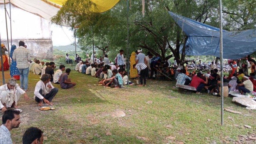 प्रधाना का गुवाड़ा देवती में  आयोजित भंडारे में प्रसाद ग्रहण करने उमड़े लोग