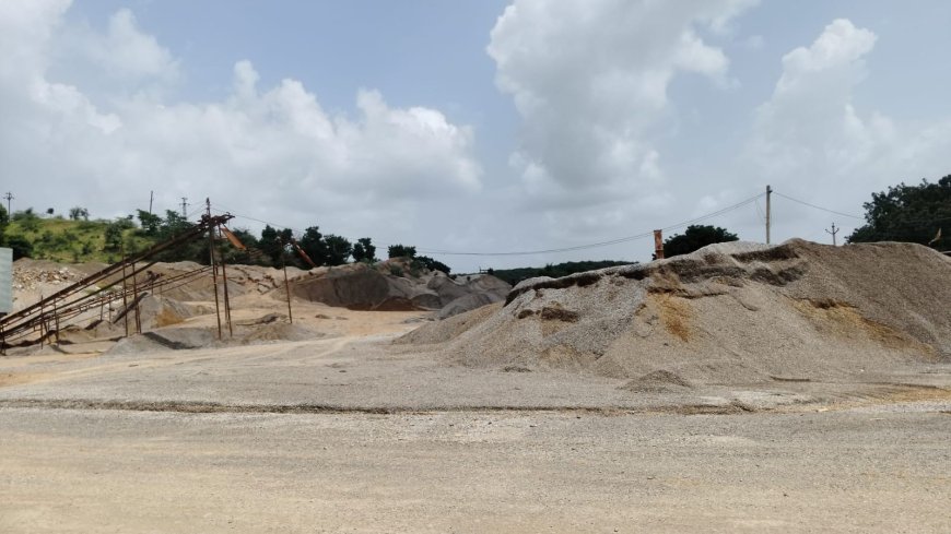 जहाजपुर में स्टोन क्रेशर की हड़ताल से निर्माण कार्य ठप, श्रमिकों की आजीविका पर संकट