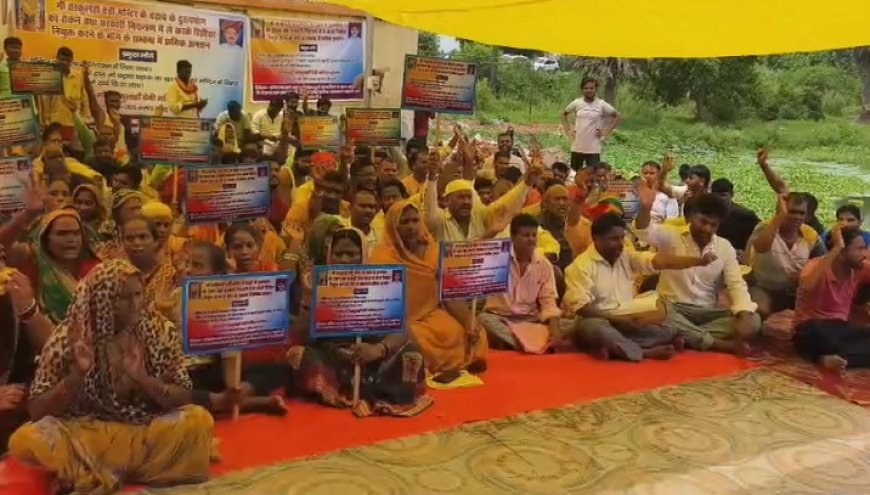 तरकुलहा देवी मंदिर में व्यापारियों और सेवादारों का धरना प्रदर्शन