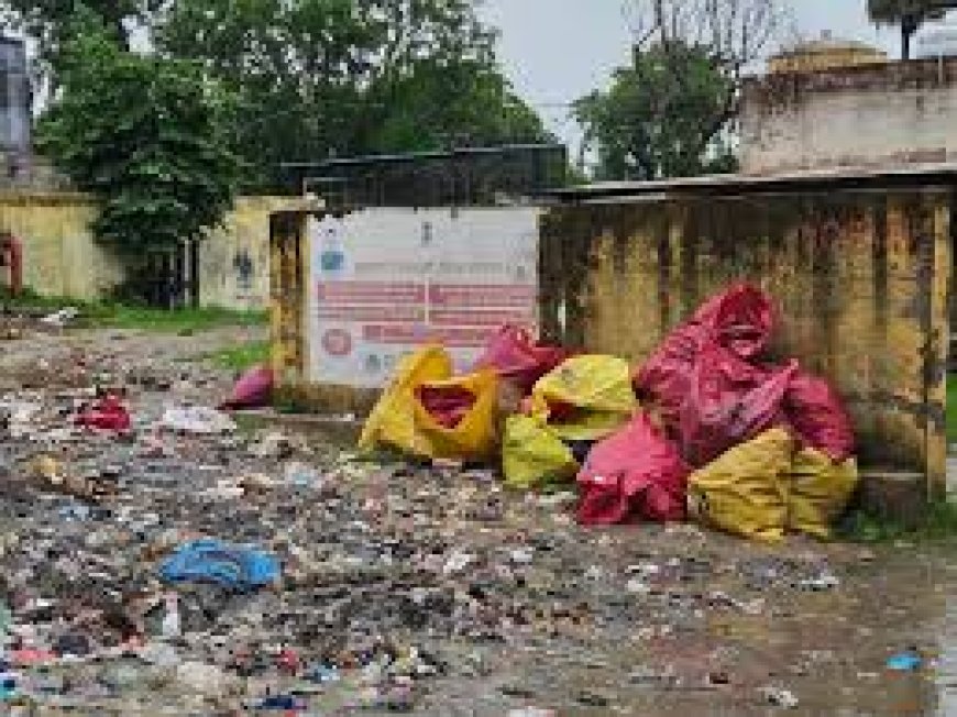 अस्पताल मॉर्च्युरी के पास बायोमेडिकल वेस्ट का ढेर: कुत्तों का जमावड़ा रहता है, संक्रमण फैलने का खतरा