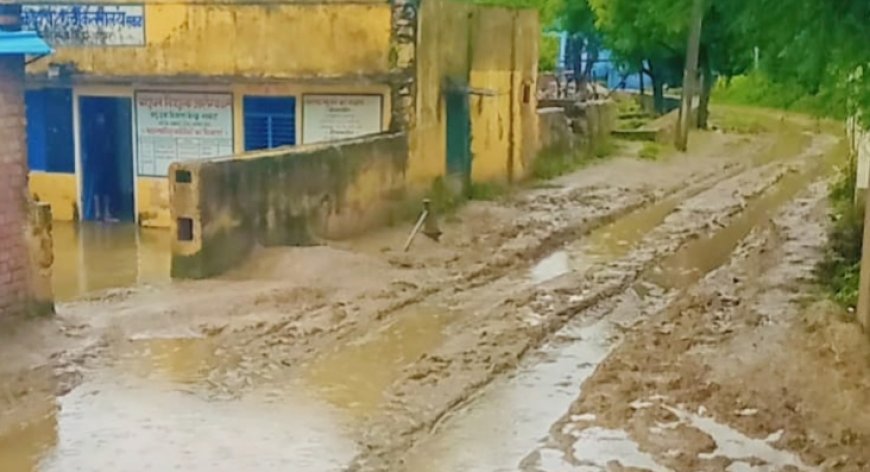 सकट का पशु चिकित्सालय भवन जर्जर अवस्था में, बारिश के दिनों में भवन परिसर मे भर जाता है पानी