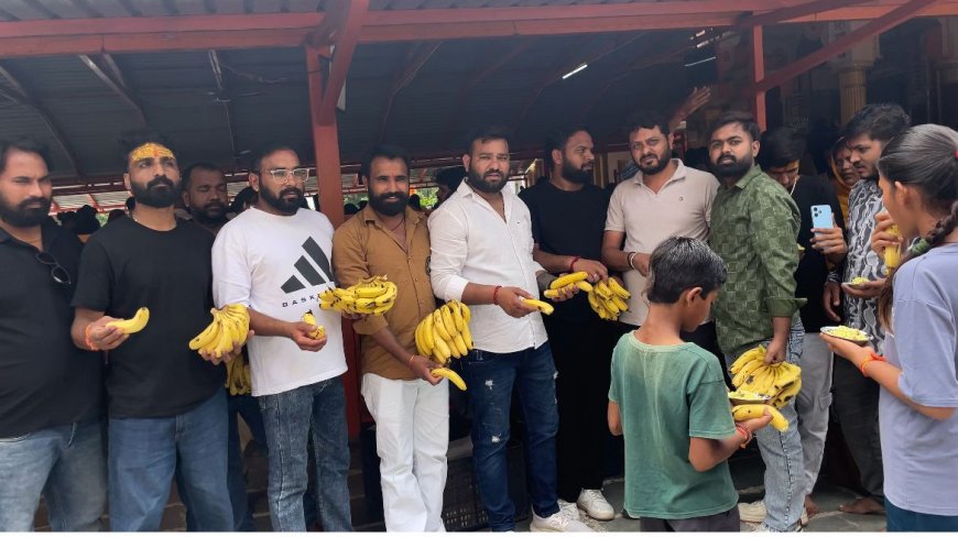 सेन क्षोरकार वेलफेयर सोसायटी ने वृद्धाश्रम में केश काटकर की निःशुल्क सेवा,हरणी महादेव मंदिर में 101 किलो फल का प्रसाद किया वितरित