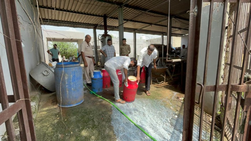 रक्षाबंधन से पहले मिलावटखोरी पर बड़ी कार्रवाई, 350 लीटर मिलावटी दूध नष्ट, गोदाम सील