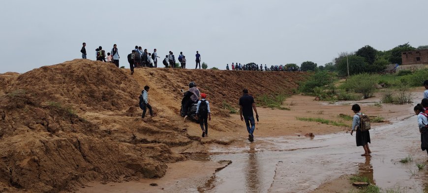 रेलवे निर्माण कार्य ने निगला स्कूल का रास्ता, बच्चे और शिक्षक दलदल व खेतों से होकर पहुंच रहे विद्यालय
