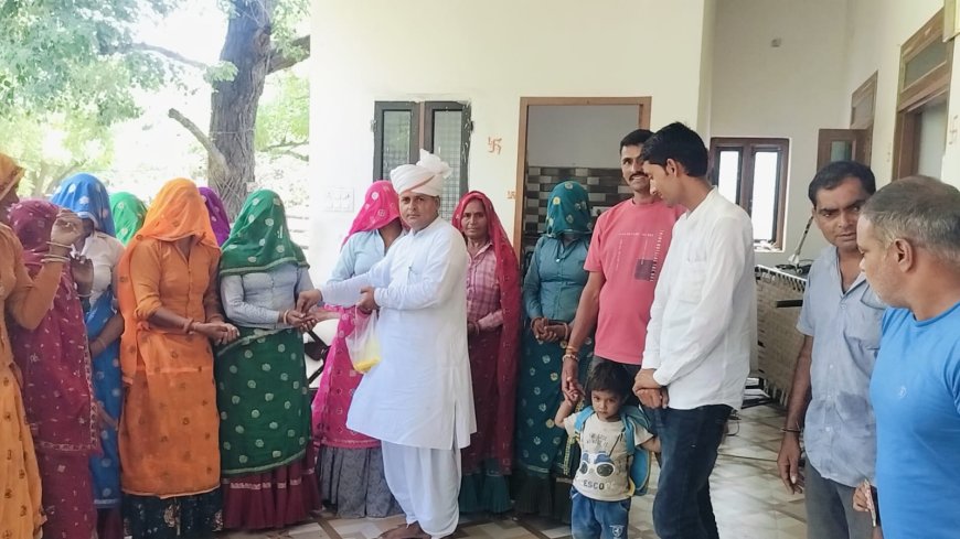 मीना हाई कोर्ट नांगल प्यारी वास में आयोजित आदिवासी दिवस को लेकर बांटे पीले चावल