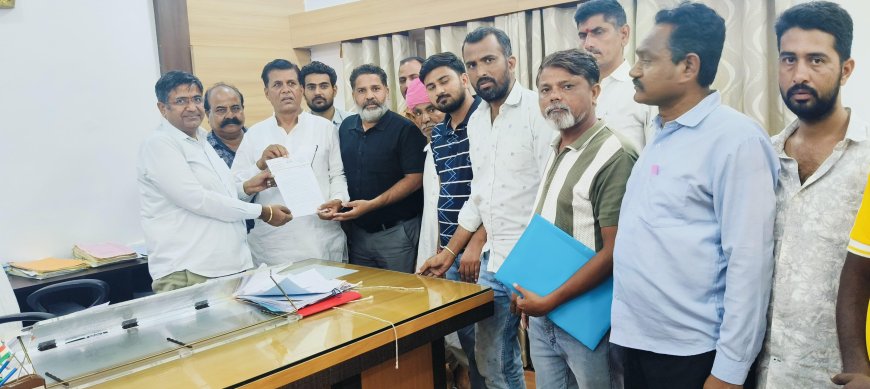 जाखानगर सुनसान क्षेत्र में भूमि आवंटन  के विराेध में कांग्रेसजनाें ने एसडीएम काे दिया ज्ञापन