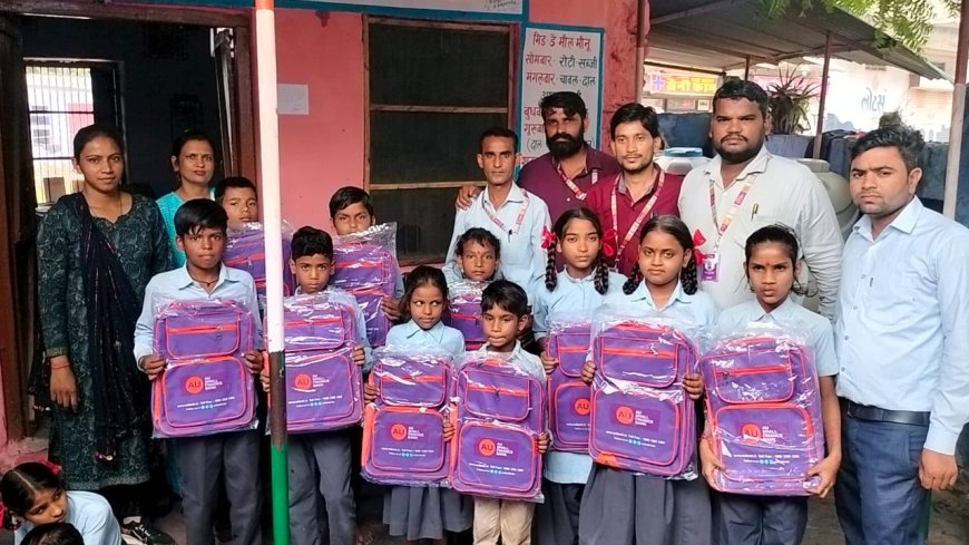 विधालय में  जरूरतमंद विधार्थियो को स्कूल बैग वितरित