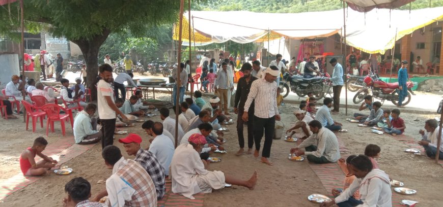 मुर्राटा में शिव महापुराण कथा के समापन पर योजित भंडारे में प्रसादी ग्रहण करने उमड़ी भीड़