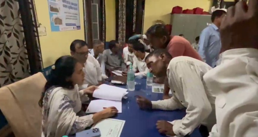 रात्रि चौपाल का आयोजन: क्षतिग्रस्त सड़क, सड़को पर पानी के भरने, पेयजल समस्या के मुद्दे छाए