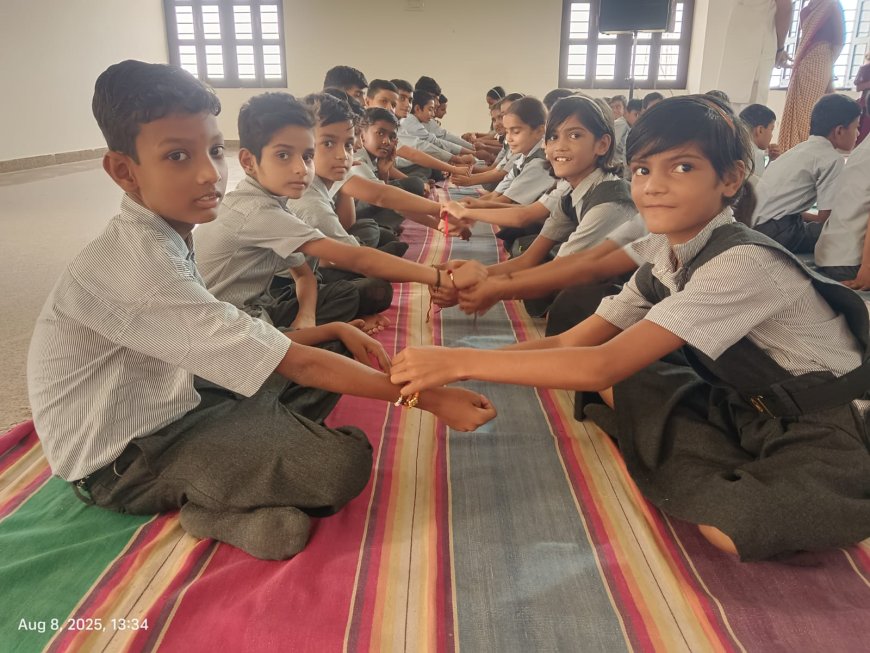 रायगांधीआदर्श विद्या मंदिर मे भैया बहिनों ने रक्षाबंधन का उत्सव हर्षौल्लास के साथ मनाया