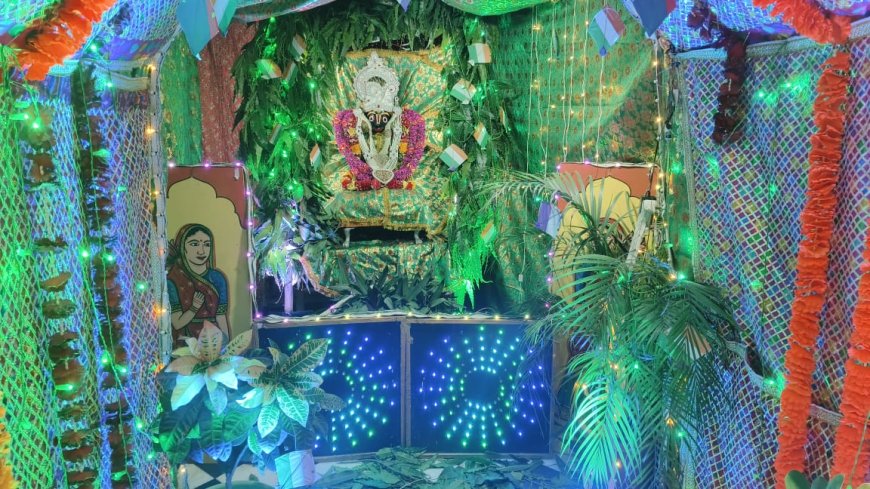 सावन मास के अंतिम दिन मंदिरों में सजे आकर्षक हिंडोले में झूले ठाकुर जी महाराज
