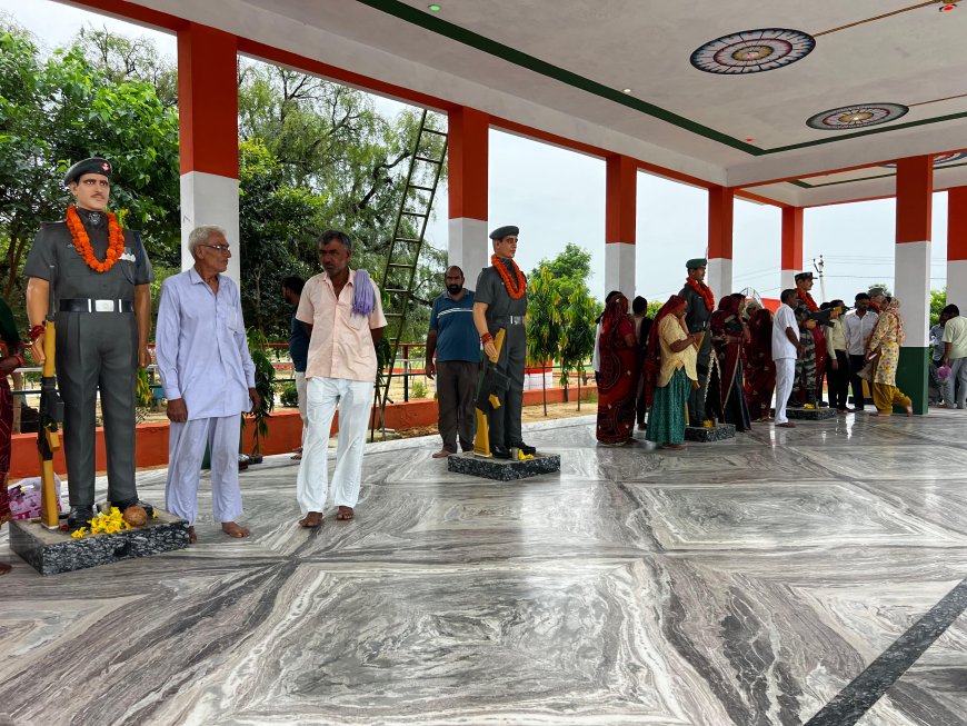 पोसाना शहीद स्मारक में एक छत के निचे लगी 6 शहीदो की प्रतिमाओ को बहनो ने बांधे रक्षा सूत्र