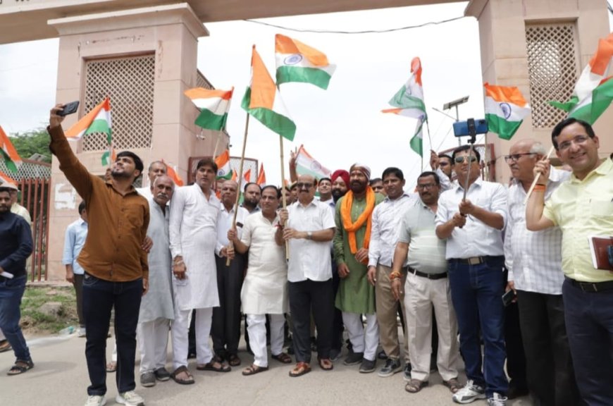 देशभक्ति मय हुआ खैरथल, हर घर तिरंगा फहराने का दिया संदेश: जिला कलेक्टर ने ट्रैक्टर चलाकर लिया तिरंगा रैली में भाग