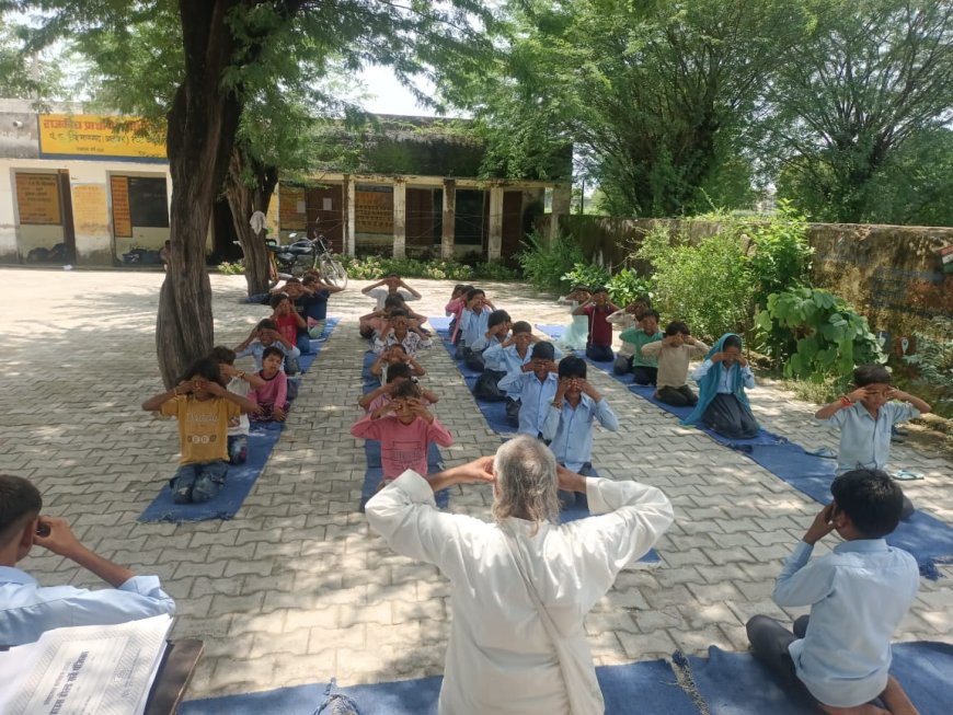 भारत में राष्ट्रीय स्वास्थ मिशन योजना के तहत योग शिक्षक सिखा रहे हैं योग, विद्यालय छिलाछो मे हुआ योग सत्र का आयोजन