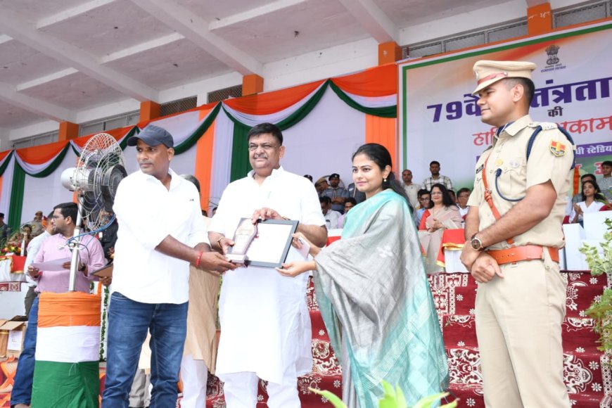 सफाई कर्मचारी जूगनू हरिजन जिला प्रशासन की ओर से सम्मानित