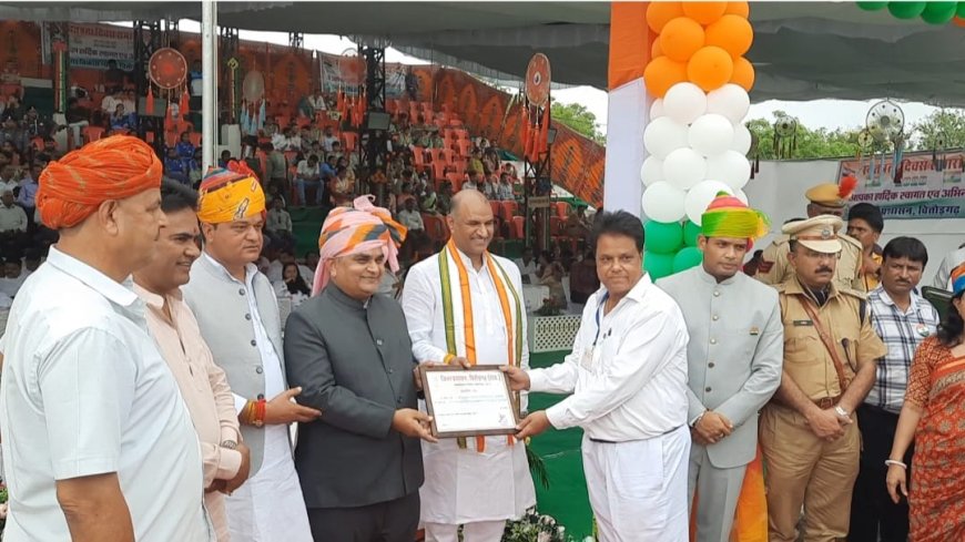 धर्मेंद्र सेन वरिष्ठ पत्रकार जिला स्तरीय  स्वतंत्रता दिवस पर सम्मानित