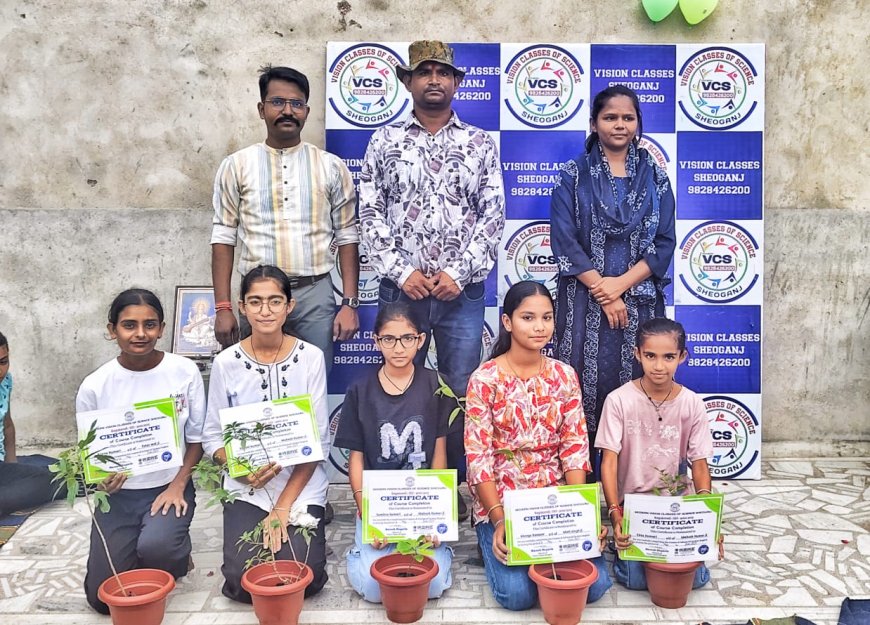 विजन क्लासेज में विद्यार्थियों को SPOKEN ENGLISH के सर्टिफिकेट के साथ पौधे भेंट किये