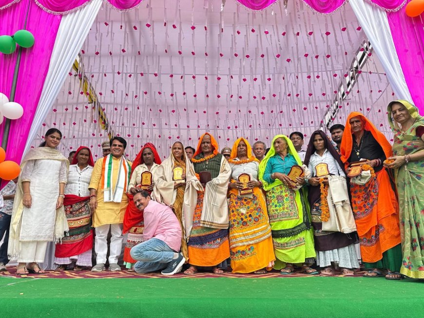 महुवा में उपखंड स्तर पर79वें स्वतंत्रता दिवस धूमधाम से मनाते हुए  शहीदों की वीरांगनाओं का किया सम्मान